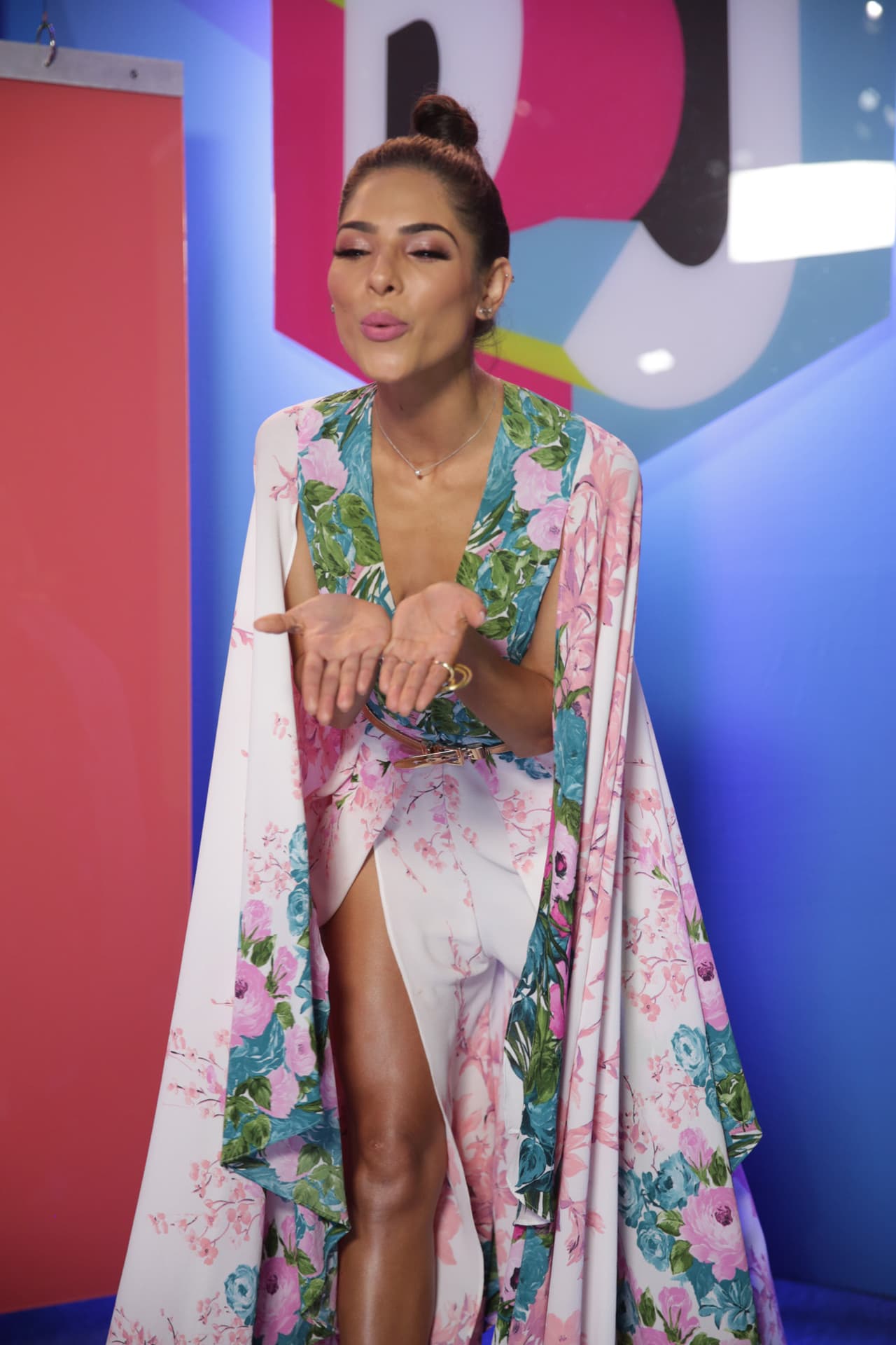 Este fue el primer look de Alejandra durante la noche.