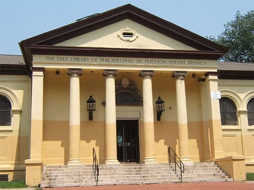 <b>McPherson Square Library</b>
<br>601 East Indiana Avenue
<br>Philadelphia, PA 19134-3042
<br>215-685-9995
<br>
<br>Ubicada en un pequeño parque del vecindario, 
<a href="https://libwww.freelibrary.org/locations/mcpherson-square-library" target="_blank">McPherson Square</a> sirve a los vecindarios de Kensington, McPherson Square y K & A. Está ubicado cerca de la estación Allegheny El. La biblioteca de McPherson Square reside en un edificio Carnegie de diseño clásico con cúpula en el centro de un pequeño parque del vecindario. La biblioteca abrió por primera vez el 5 de julio de 1898 en una antigua casa conocida como Webster Mansion. La mansión había sido el hogar de tres generaciones de la prominente familia Webster desde 1805 hasta 1891, cuando la casa y los terrenos se vendieron a la ciudad de Filadelfia con fines recreativos. La mansión fue demolida en 1915 y el edificio de la biblioteca actual se inauguró el 25 de mayo de 1917. McPherson Square Park lleva el nombre del general William MacPherson, quien fue el propietario original de Webster Manson.
<br>
<br>