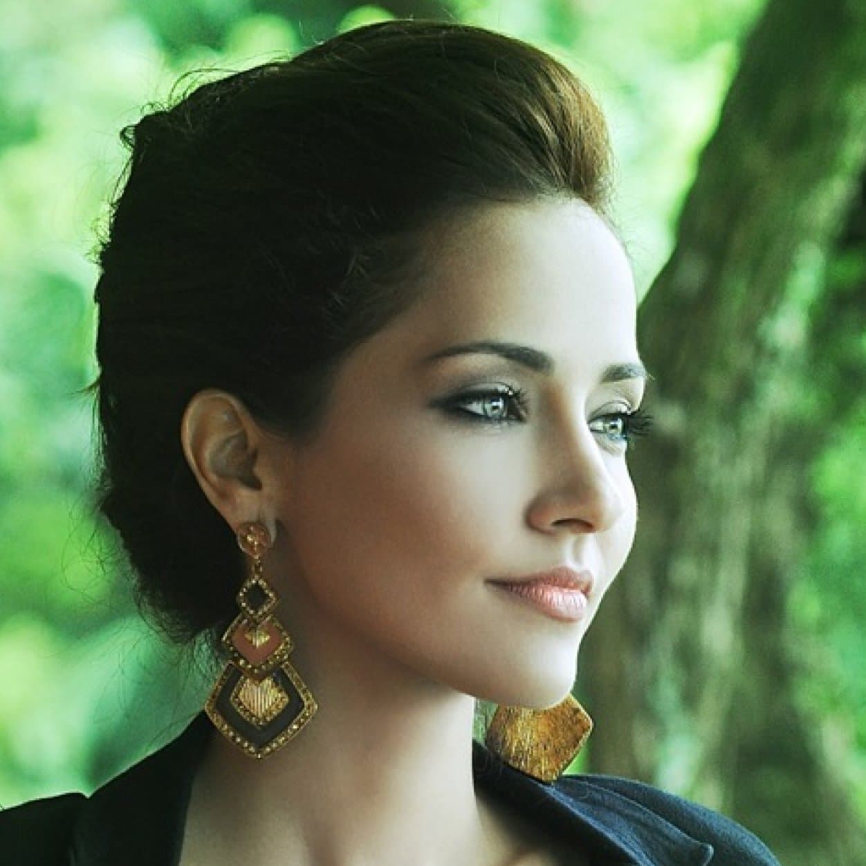 Desde los 17 años estudió canto, música, doblaje, danzas y teatro en la facultad de Artes escénicas en Río de Janeiro. En 2006 tuvo una de las más grandes oportunidades de su carrera al protagonizar 'Vidas Opuestas' bajo la dirección de Alexandre Avancini.