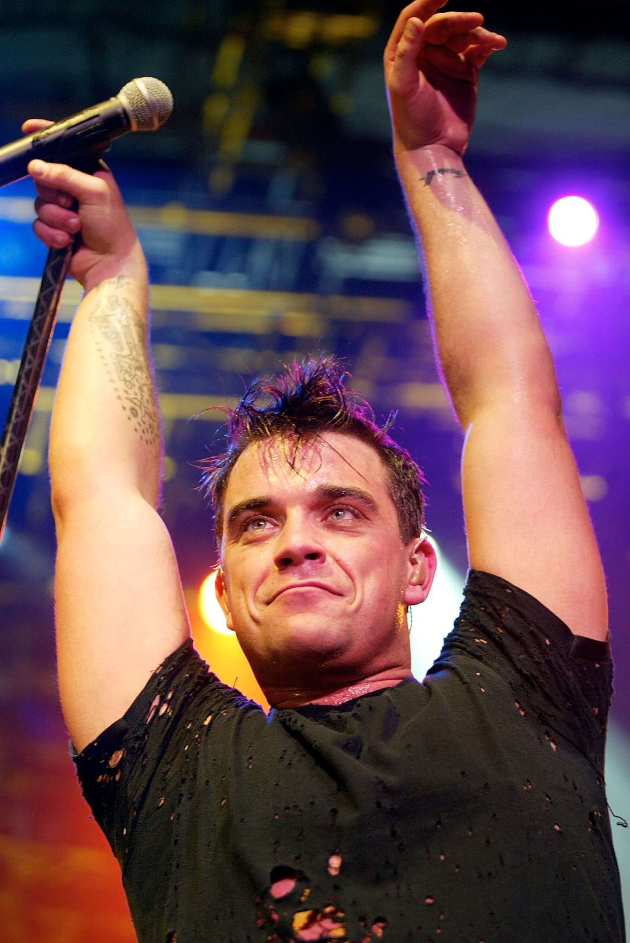 Despues de cosechar algunos éxitos con Take That, Robbie abandonó la banda en 1995.