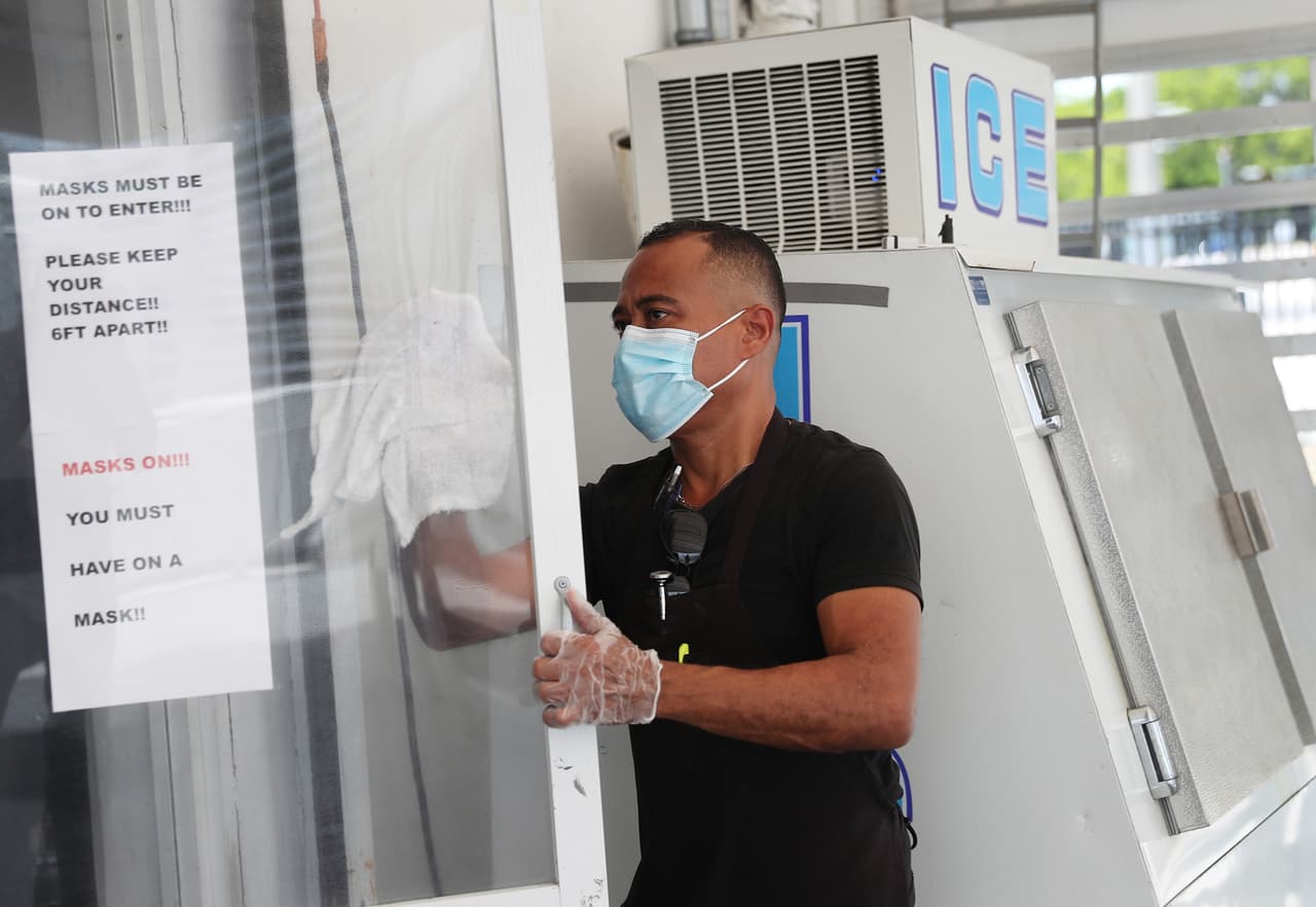 La limpieza y desinfección constante ha sido una de las nuevas rutinas que han tenido que adoptar los negocios, para sobrevivir durante la pandemia del covid-19.