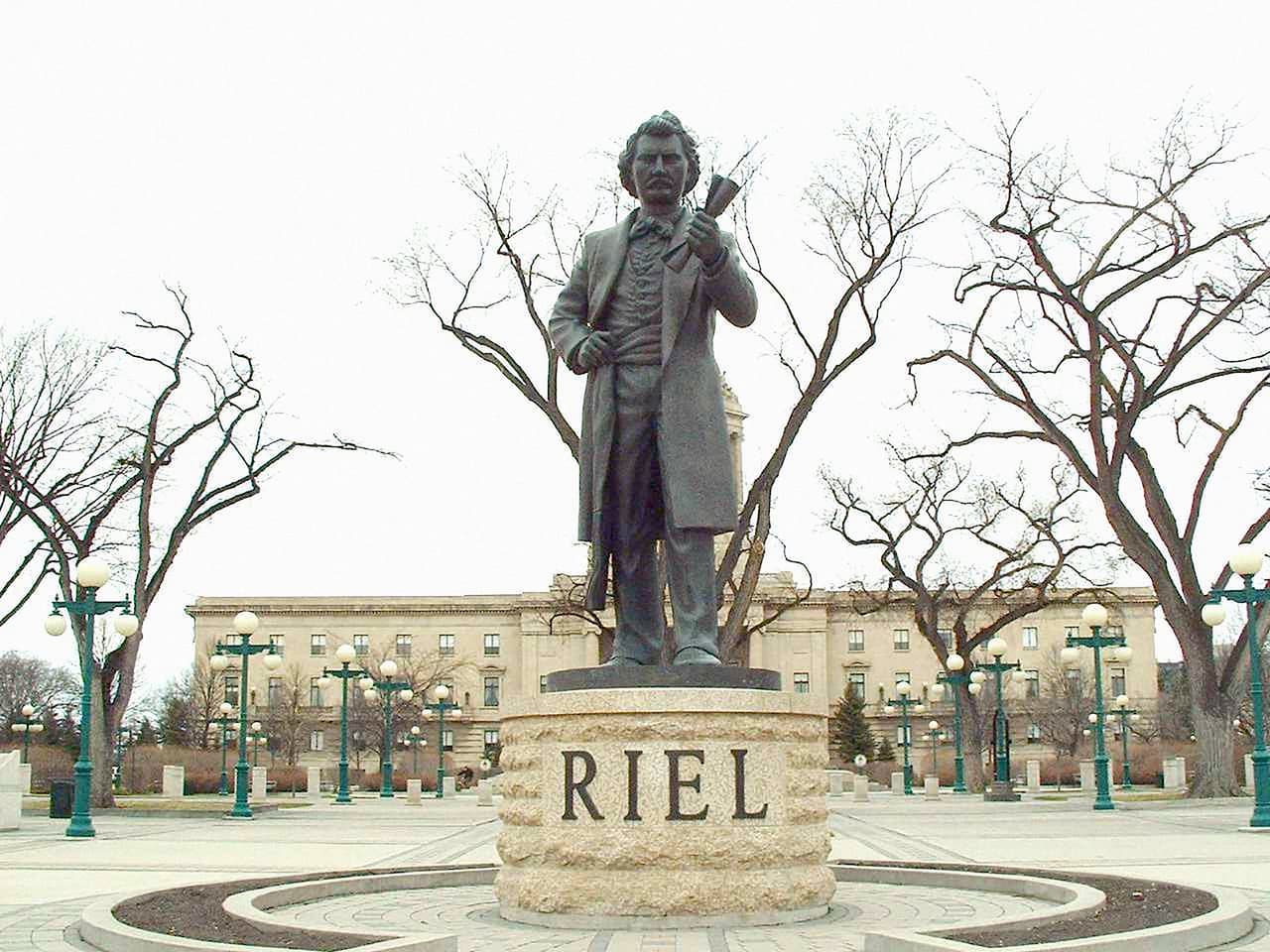 <b>Louis Riel.</b> Fue líder del pueblo métis, una etnia de ascendencia indígena y europea que vivía en el interior de Canadá. En el siglo XIX lideró dos movimientos de resistencia contra el gobierno canadiense, con el objetivo de preservar los derechos y la cultura de su pueblo. Este monumento se encuentra en la ciudad de Winnipeg, Manitoba, Canadá.