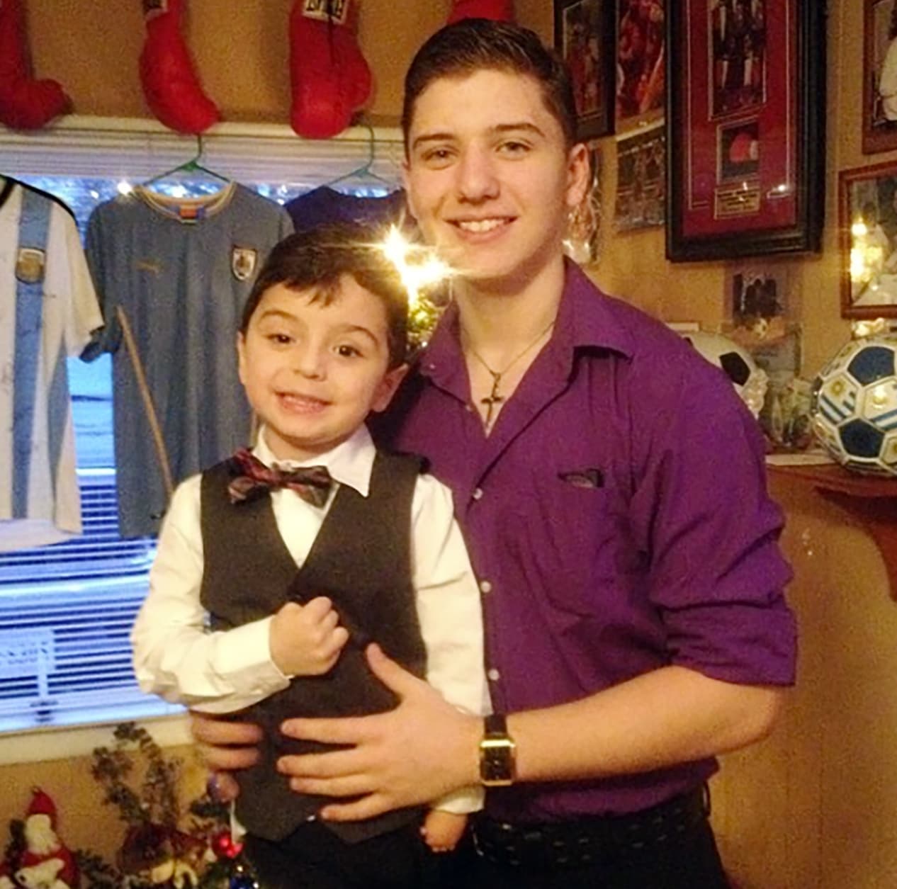 Con ayuda de un maestro y una impresora 3D: un adolescente fabricó una mano para su hermano menor