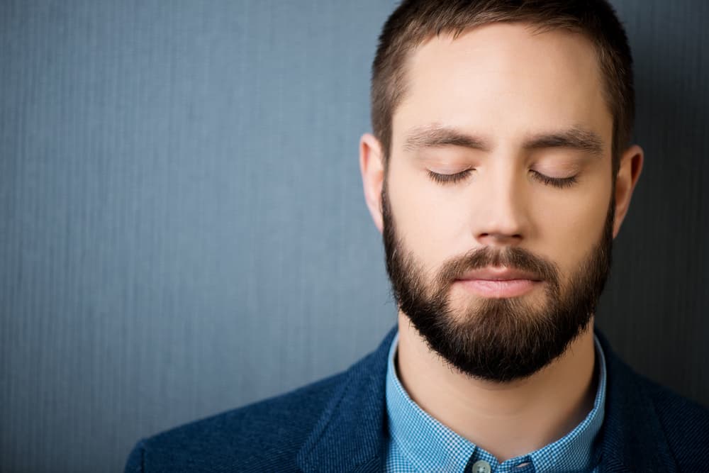 Te colocas frente al vaso, al mismo tiempo que observas una fotografía de tu familiar o amigo procurando que haya absoluto silencio, luego con el pensamiento tratas de atraerlo, pensando en él o ella y repitiendo su nombre mentalmente. 
<br>