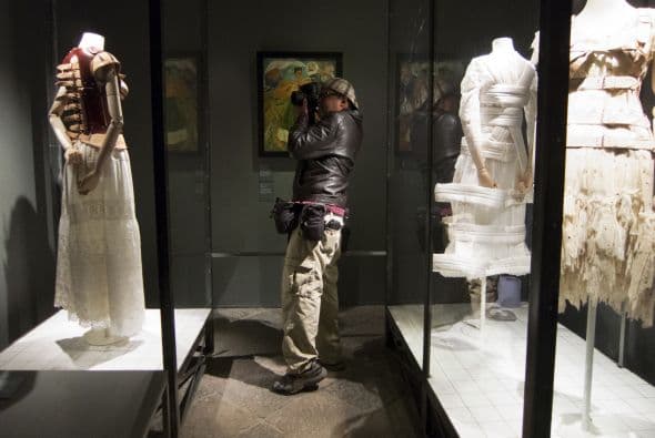 También se exponen tres vestidos en flores, encaje y algodón diseñados por el italiano Ricardo Tisci para la casa de alta costura francesa Givenchy y que fueron inspirados en la vida e imagen de Frida.