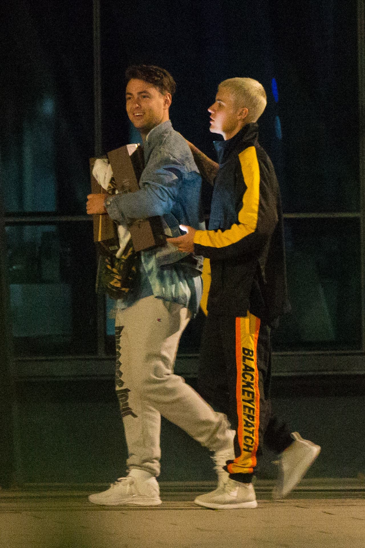 Justin Bieber fue visto de fiesta en un barco con alrededor de diez mujeres, bebiendo, charlando y bailando hasta bien entrada la noche, desembarcando alrededor de la 1:30 a. m. el 12 de marzo. Justin también pareció entrar en una discusión con uno de sus guardias de seguridad antes de darle un abrazo.