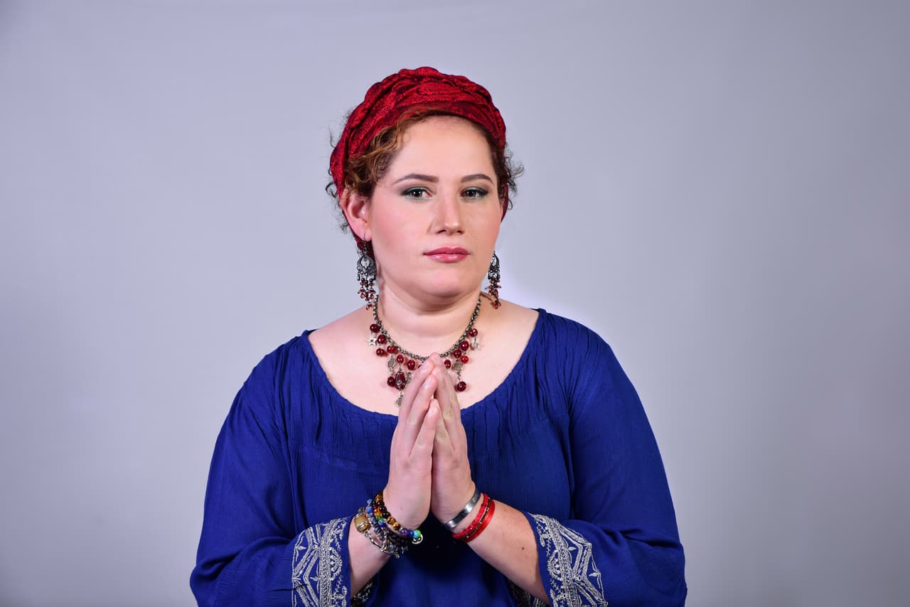 <i>La astróloga y tarotista <b>Lizz Luna</b> se incorporó al equipo de Univision Horóscopos a partir del mes de agosto para encargarse de escribir el horóscopo diario que, hasta entonces, hacía el <b>Profesor Zellagro</b>. Nuestro querido profesor ha tenido que dejar la escritura para cuidar su vista, pero continúa con toda su energía positiva teniendo un papel muy importante en la familia de Univision Horóscopos, con contenido en video.</i>