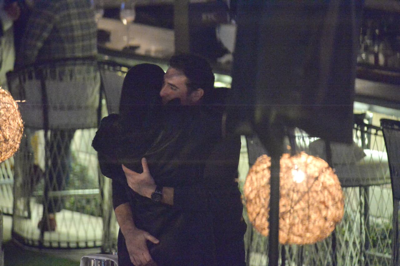 Adriana Lima rompió con el receptor de New England Patriots Julian Edelman hace sólo una semana. Sin embargo, se le vio besándose en un restaurante con el chico malo de los muchachos de Nueva York Mitch, Matt Harvey. Estas son las primeras fotos de la nueva pareja. La pareja llegó en yate y cenaron y tomaron champán por horas en el River Yacht Club el 15 de marzo de 2017, en Miami, Florida.