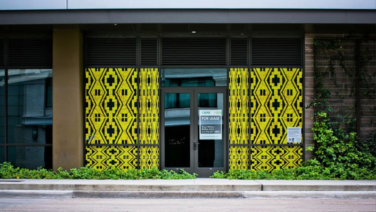 Una vez las obras fueron seleccionados, las autoridades se movilizaron para plasmarlas en las ventanas de edificios y establecimientos. Obra: Ulys Gold, Somos Libres.