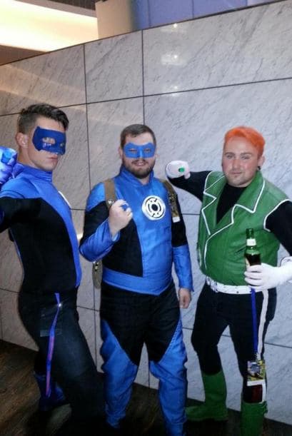 Por el lugar desfilaron fanáticos disfrazados como zombies, marcianos, superhéroes y cientos de personajes más de fantasía.(Imágenes tomadas de Twitter)