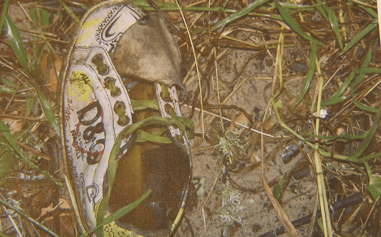 Al lado del cuerpo, las autoridades del condado encontraron una identificación mexicana y ropa.