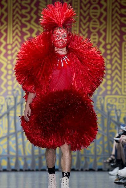 Un modelo camina por la pasarela en la feria durante los hermanos London Collections.