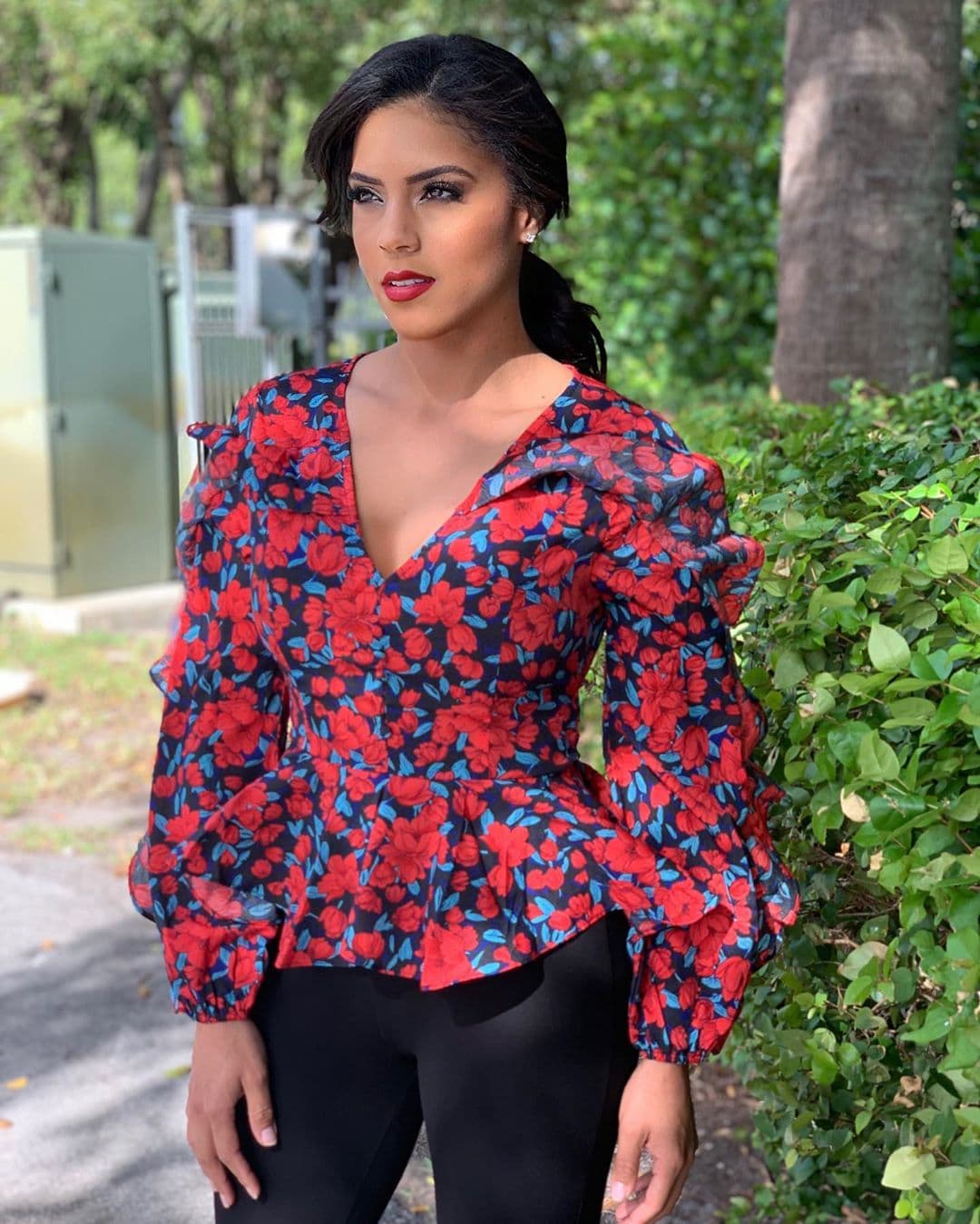 Los diseños con detalles en las mangas, como el que lleva la conductora dominicana, hacen que los 'outfits' tengan el toque 'chic' y glamoroso que muchas desean para destacar en la moda.