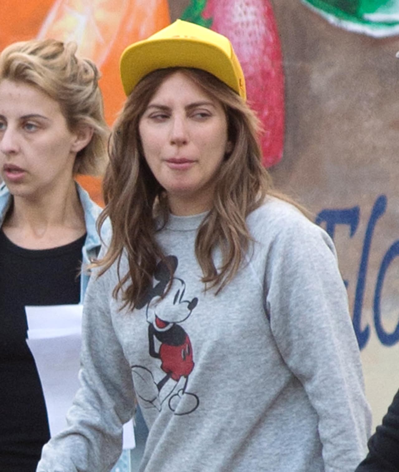 Lady Gaga entró al estudio de la película con un look muy particular: sin maquillaje, un saco de Mickey Mouse, Uggs rosados y gorra amarilla.
<br>