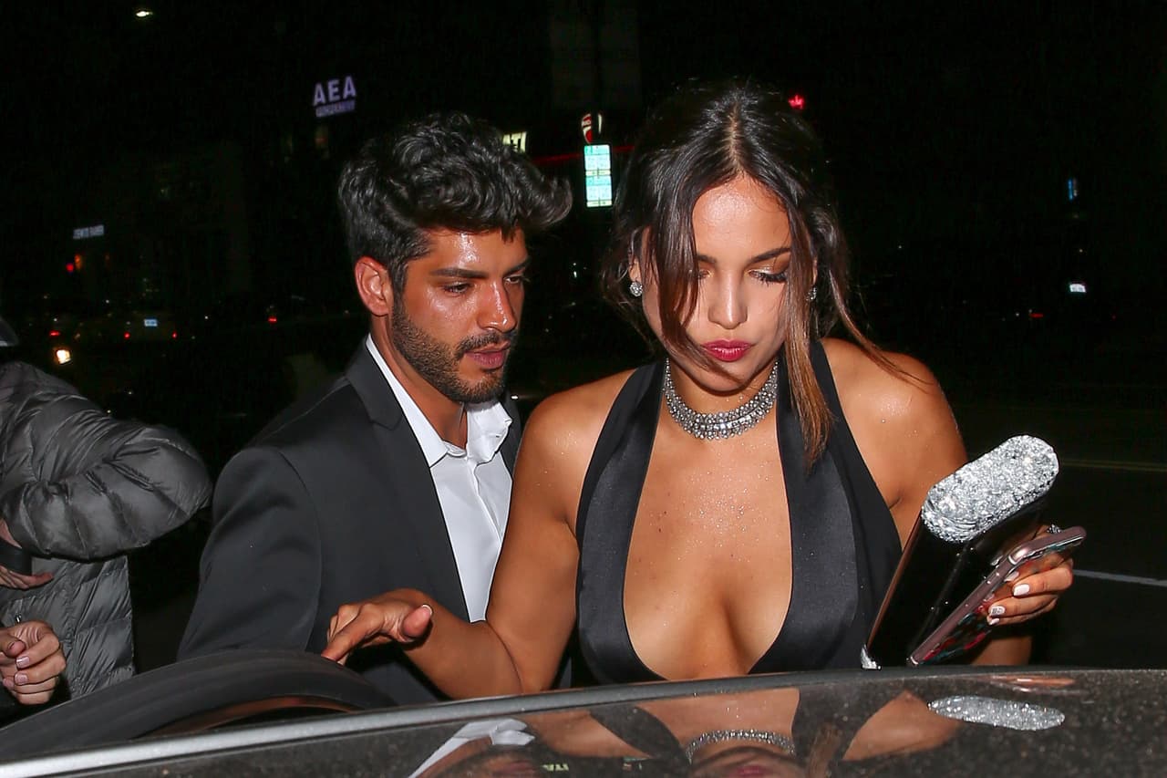 Le abrió la puerta para que subiera y escapara de los paparazzi.