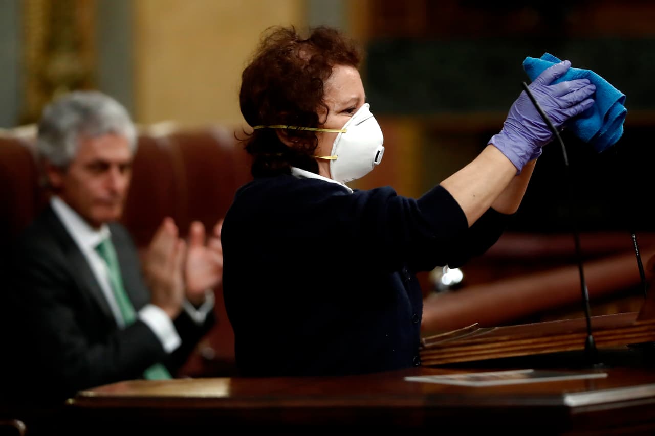Diputados españoles detuvieron momentáneamente una discusión en el parlamento para aplaudir a Catalina Guille, quien se ha encargado de la limpieza de la sala. Algunos miembros de gobierno español han resultado positivos de covid-19. 25 de marzo.