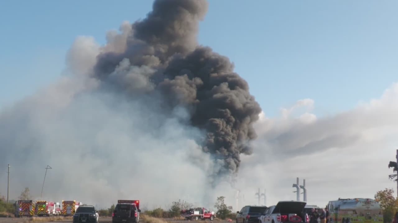 Masivo incendio en central eléctrica fuera de servicio en el condado de Galveston
