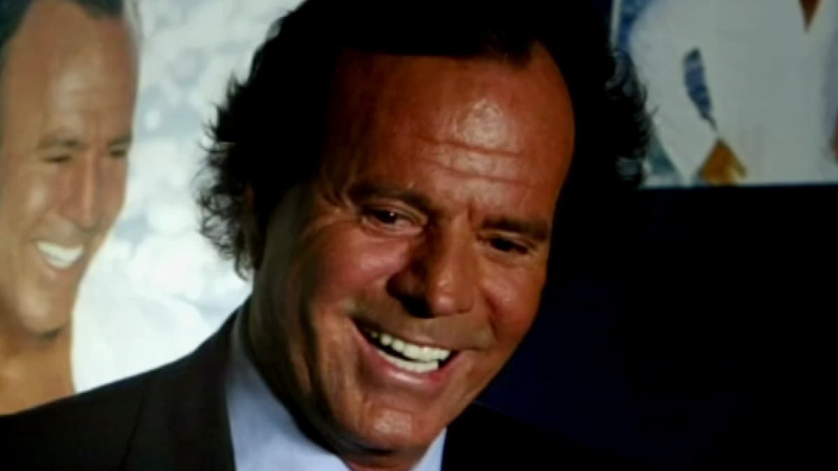 Julio Iglesias enfrenta señalamientos de exempleadas por agresiones sexuales