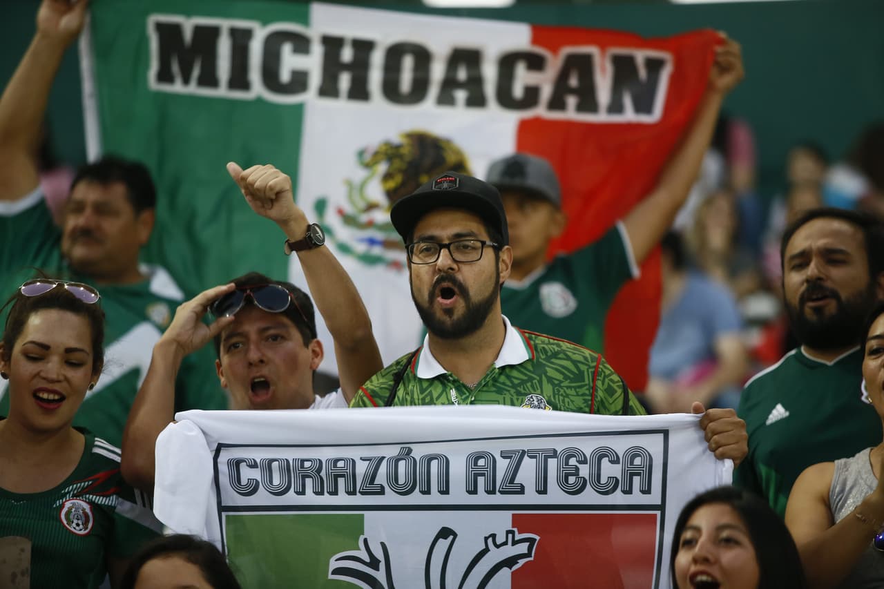 Los fanáticos de Argentina y de México le dieron un color especial con su alegría en el estadio Mario Alberto Kempes y sus alrededores en Córdoba a una jornada de fútbol de amistoso internacional.