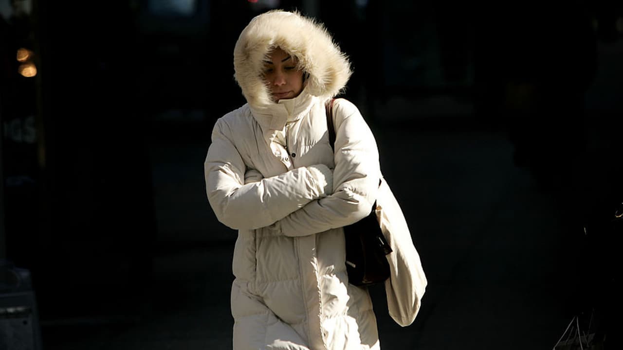 Vórtice polar mantiene a Chicago tiritando de frío. Suburbios hacia el oeste se, mantienen bajo advertencia por sensaciones de ¡20 a 30 grados bajo cero!