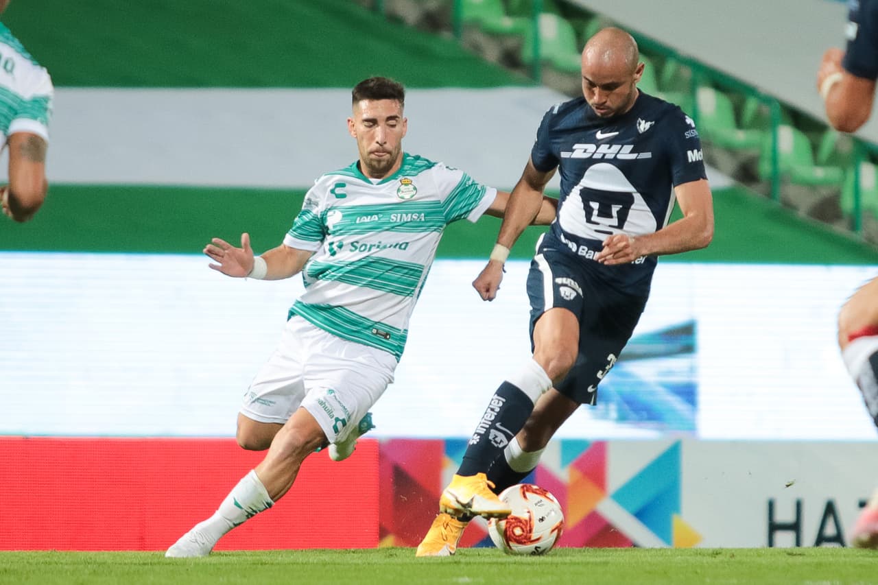 Pumas se ve cómodo dejándole el balón a los santos ya que con Juan Dinneno arriba aprovechan mucho los contragolpes.