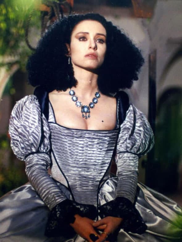 Sin embargo 'Lucrecia' (Alma Muriel), odiaba a 'Leonor' por haberle quitado el amor de 'Eduardo'.