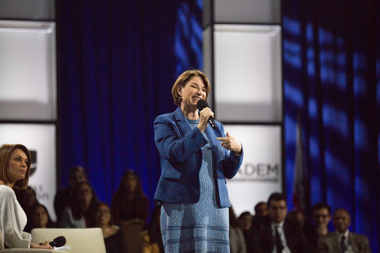 La senadora Amy Klobuchar fue entrevistada por Ilia Calderón, al comenzar su intervención dijo: "hay una mujer que todos los días le gana a Donald Trump y es Nancy Pelosi”.