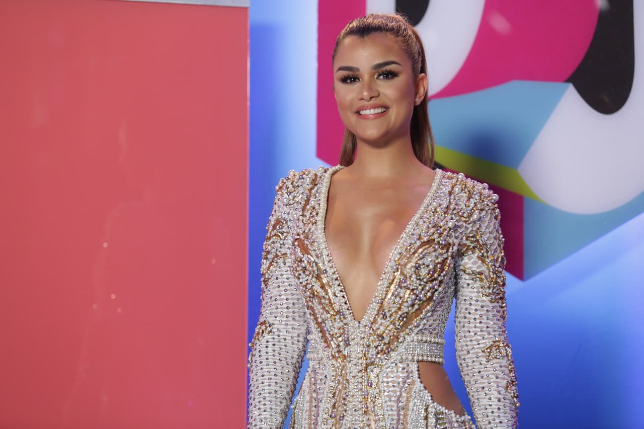 Con un diseño de corte en "V" y ceñido al cuerpo.