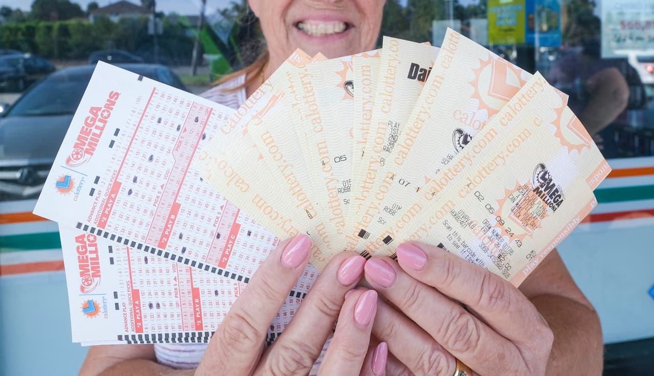 <h3 class="cms-H3-H3">5. $1,337 millones</h3>
<br>Nuevamente del juego Mega Millions, otorgado el 29 de julio de 2022, ganado por 
<a href="https://www.univision.com/local/sacramento-kuvs/aparecen-ganadores-de-1-3-millones-mega-millions">dos personas</a> de 
<b>Des Plaines, Illinois</b>.