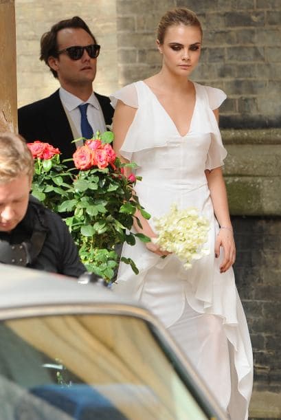 Sus característicos ojos ahumados y sus cejas pobladas son el centro de atención, mientras sus labios lucen muy al natural.