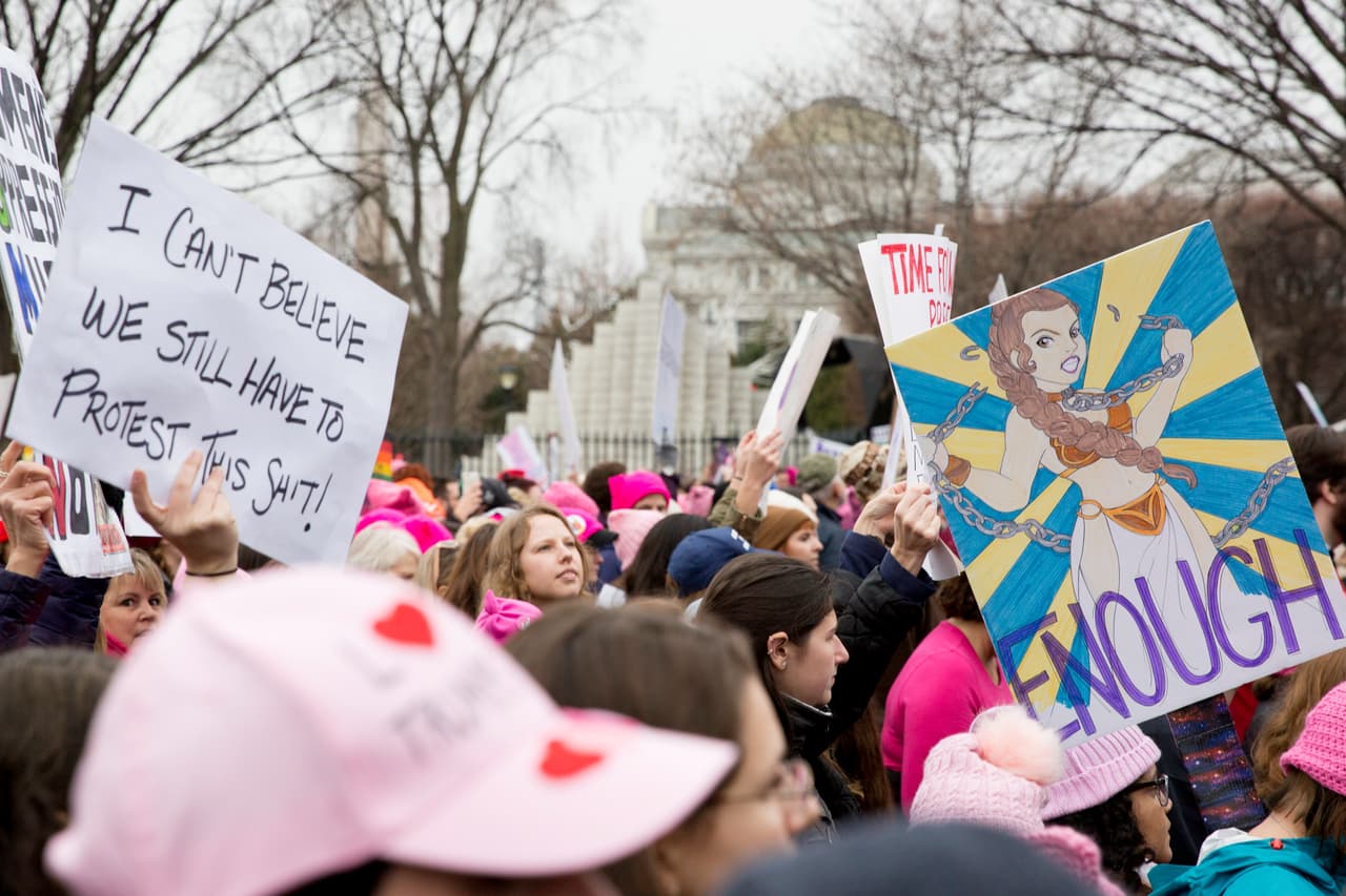 Algunos mensajes de la marcha: "Suficiente" y "No puedo creer que aún siga protestando por esta mierda".