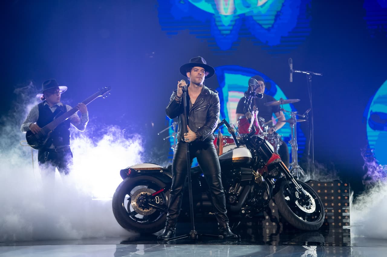 El retador misterioso en canto fue Adrián di Monte, excampeón de baile de El Retador. Nadie sabía que Adrián era todo un experto en canto.