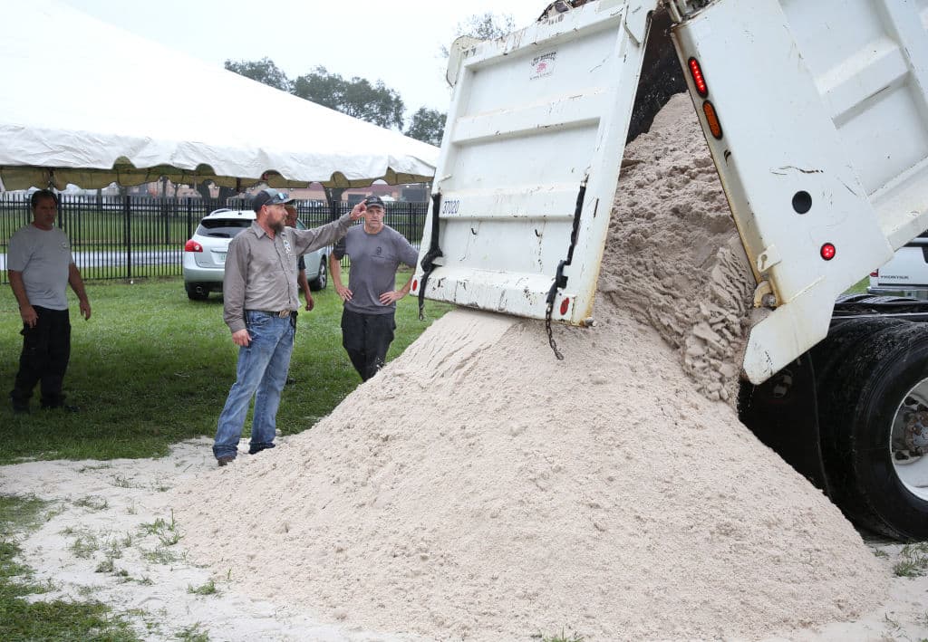 Este domingo, un camión llevó más arena a Kissimmee para que las personas pudieran buscar lo que necesiten para evitar mayores pérdidas.