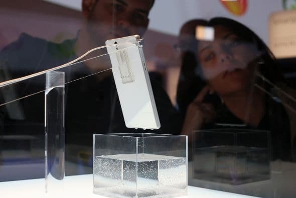 El nuevo Sony Xperia Z smart phone es resistente al agua y como podemos ver, este celular emerge del agua