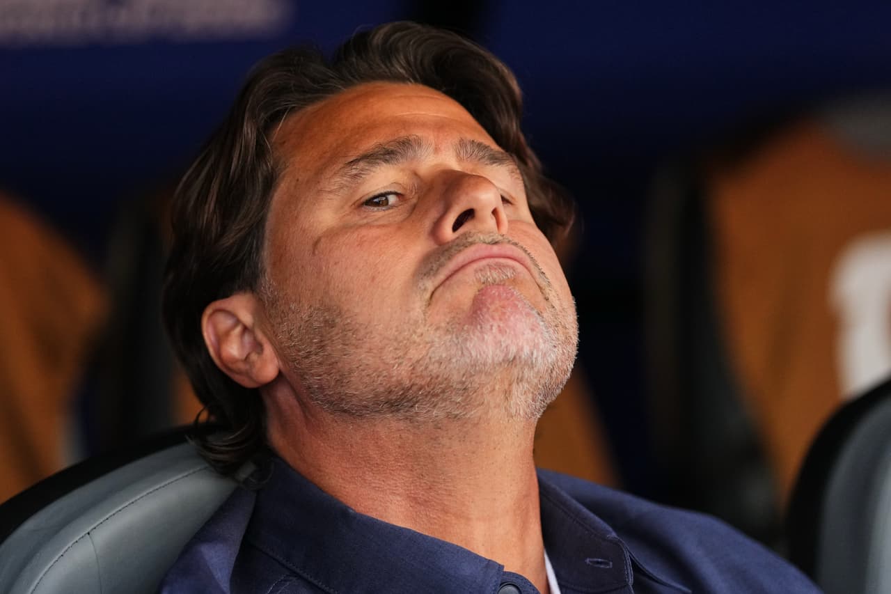 El entrenador de la selección de Estados Unidos, Mauricio Pochettino, aguarda el inicio del partido de octavos de final de la Copa del Mundo entre Estados Unidos y Bélgica en Seattle, el lunes 6 de julio de 2026.