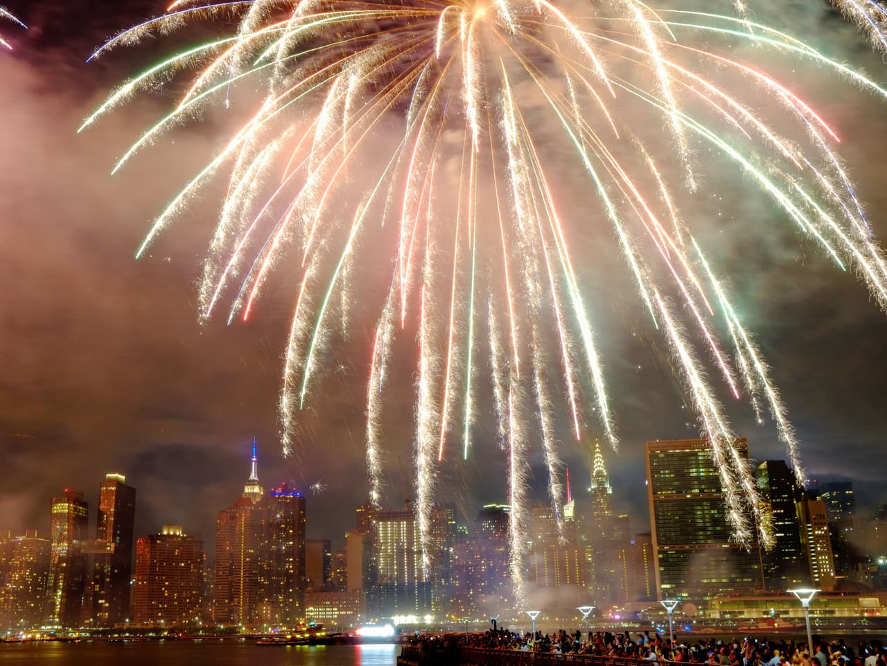 En un comunicado, Macy's subrayó sobre su evento de pirotecnia número 45: "El espectáculo de fuegos artificiales de Macy's de este año lanzará más de 65,000 proyectiles y efectos desde cinco barcazas situadas en el East River centradas en el centro de la ciudad, deleitando a los espectadores neoyorquinos y a la audiencia televisiva de todo el país".