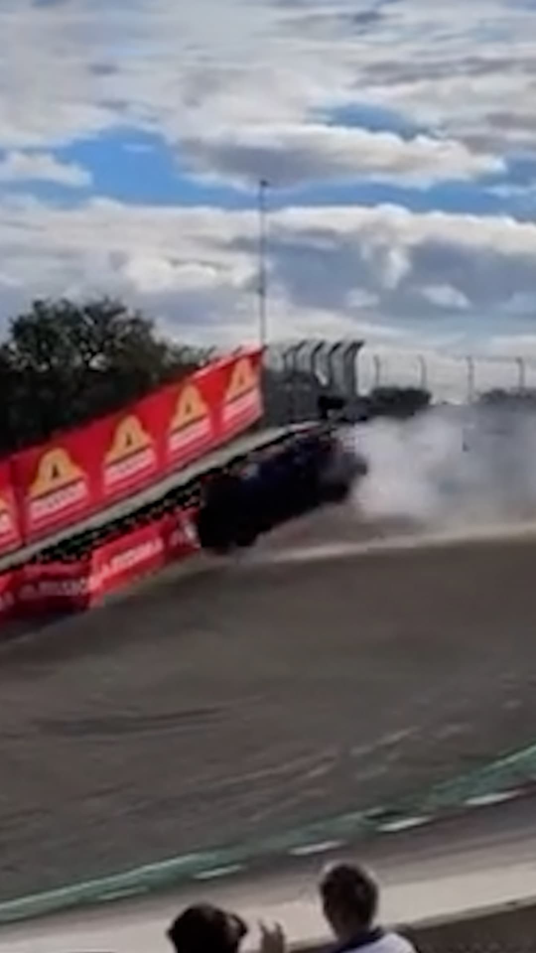 Un piloto de carreras se sale de la pista