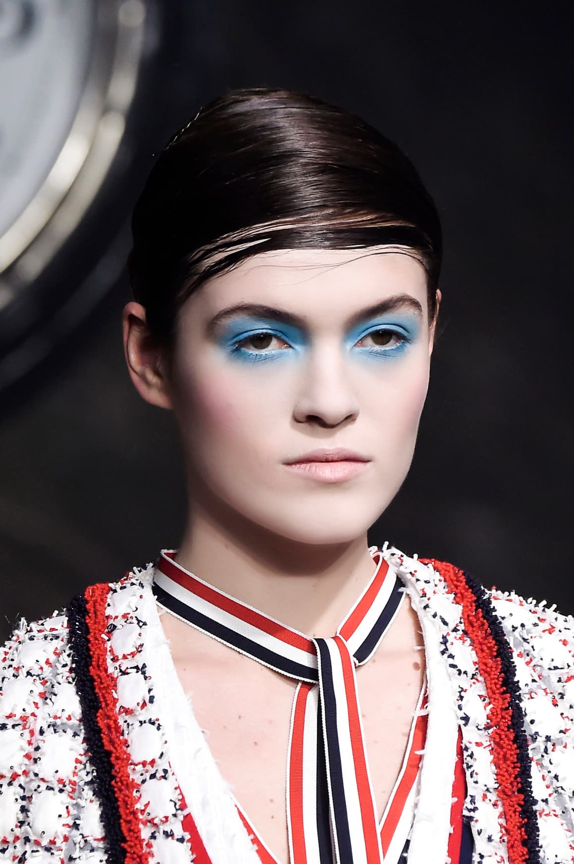 Rostros maquillados de blanco y sombras azul claro son la propuesta de 
<a href="http://www.vogue.com/fashion-shows/fall-2016-ready-to-wear/thom-browne">Thom Browne.</a> Este 
<i>make up</i> es ideal para caracterizar a la reina de las nieves o crear algún otro 
<i>look</i> gélido.