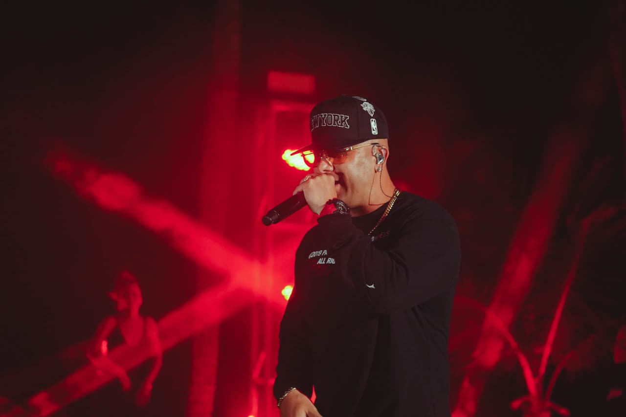 Aquí vemos a 
<b>Wisin</b> muy concentrado en las notas que interpretará este jueves 21 de julio en el 
<b><u><a href="https://www.univision.com/shows/premios-juventud/premios-juventud-2022-por-que-sera-en-puerto-rico-la-fiesta-latina" target="_blank">Coliseo José Miguel Agrelot de Puerto Rico</a></u></b>.