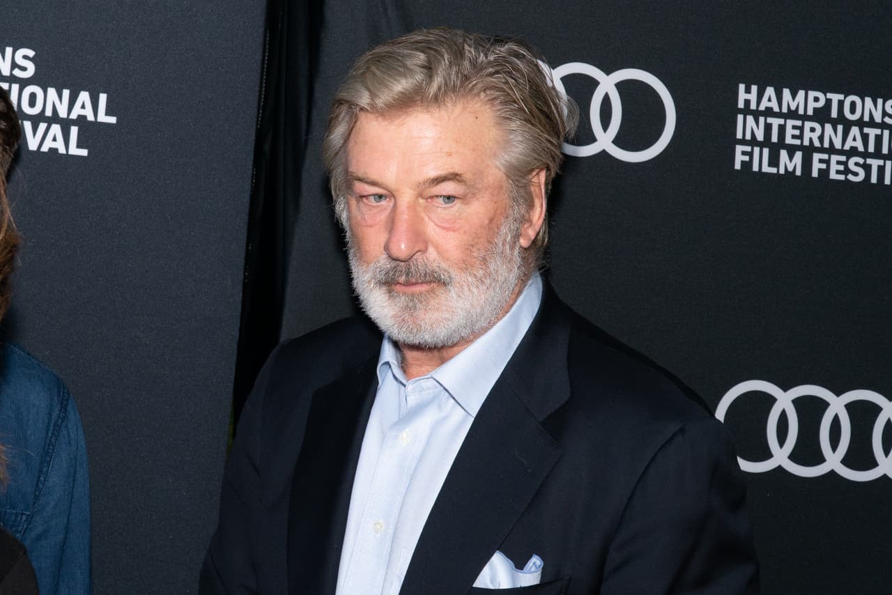 El veterano actor de 63 años 
<a href="https://www.univision.com/noticias/sucesos/alec-baldwin-accidente-pistola-utileria-un-muerto-y-un-herido" target="_blank">habría disparado accidentalmente una pistola de utilería</a> que impactó a dos personas que estaban en el set.