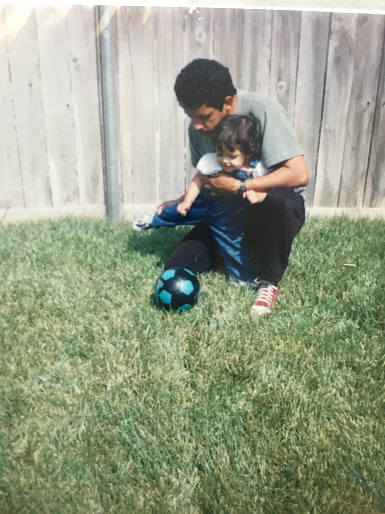 La pequeña Gabby jugando fútbol con su papá, Carlos.