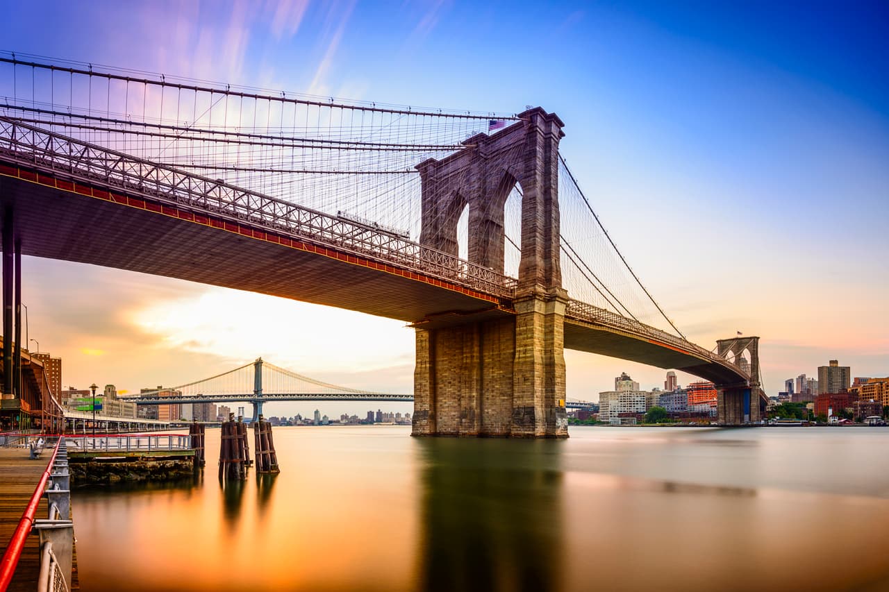 <b>Puente de Brooklyn</b>. 
<br>
<br>Este ícono estadounidense en Nueva York es mucho más que la conexión entre dos distritos de la Gran Manzana, también “es una hermosa pieza de arquitectura”, 
<a href="https://www.travelandleisure.com/culture-design/architecture-design/most-beautiful-bridges-around-the-world"><u>según la revista de turismo</u></a> Travel Leisure. Fue construido en 1883 y es el primer puente colgante construido con alambres de acero en la historia. 
<a href="https://www.univision.com/noticias/mundo/construcciones-que-llegan-al-cielo-estos-son-los-15-edificios-mas-altos-del-planeta-fotos-fotos"><u>Vea aquí los 15 edificios más altos del planeta</u></a>