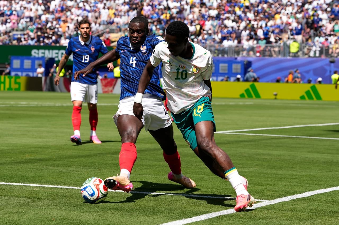 El francés Dayot Upamecano (izquierda) y el senegalés Ismaila Sarr disputan el balón durante el partido de fútbol del Grupo I de la Copa del Mundo entre Francia y Senegal en East Rutherford.