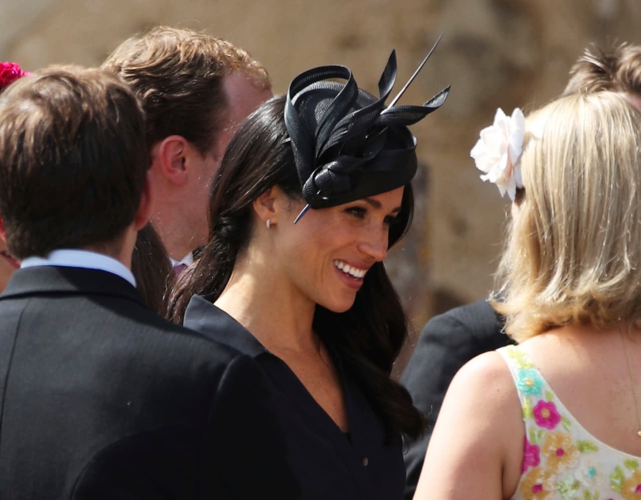 La duquesa complementó su estilo con un sombrero de 
<b><a href="https://www.philiptreacy.co.uk/en">Philip Treacy</a></b>, uno de los diseñadores favoritos de la realeza, que combinaba a la perfección con la parte superior del vestido.