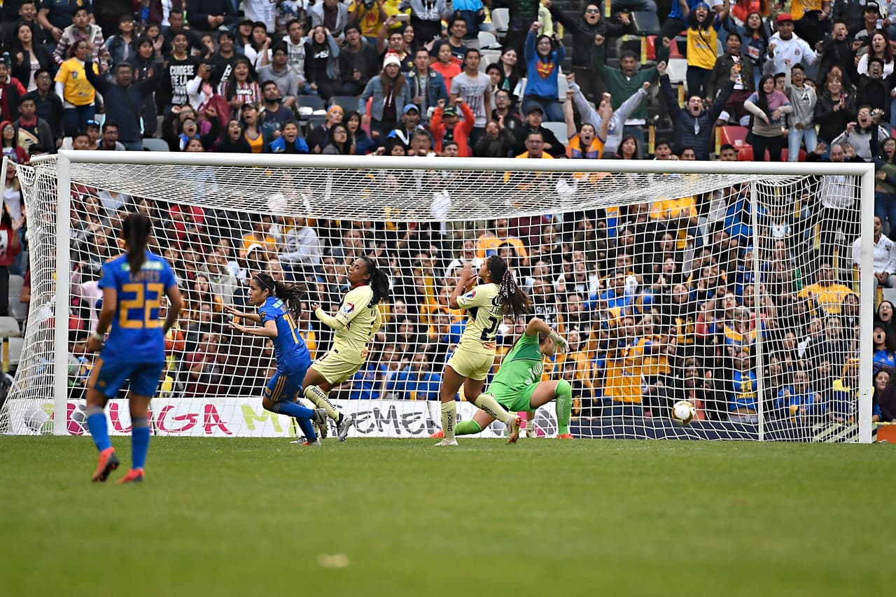 Lizette Ovalle se encargó de 'fusilar' a Santiago para marcar, en tiro raso y colocado, el 2-2 que acalló a la afición americansita e hizo estallar a la de los Tigres que lograban el empate.