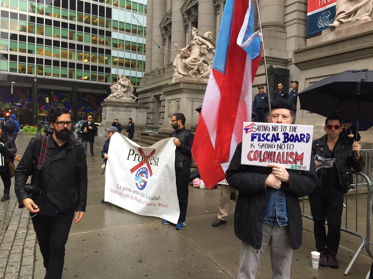 Desde tempranas horas de la mañana, decenas de personas se dieron cita en las afueras del edificio Alexander Hamilton del Servicio de Aduanas, como en San Juan, donde la Policía ha detenido a cinco personas.