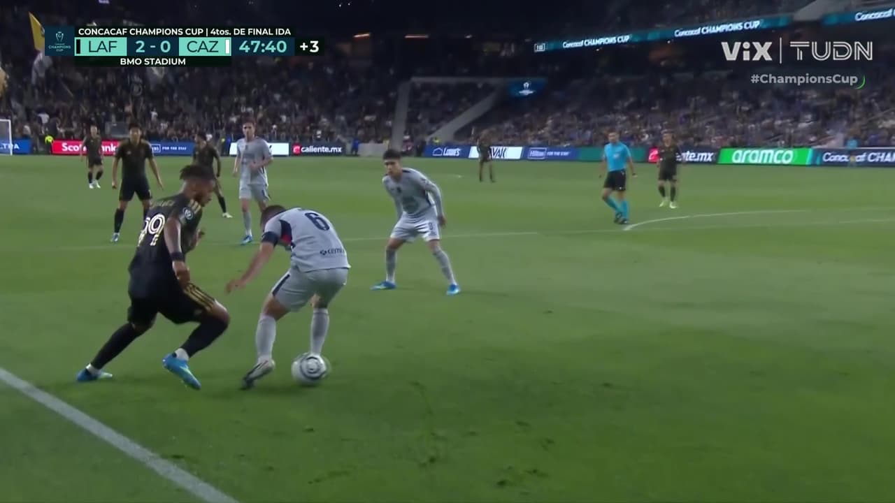 ¡El túnel de Denis Bouanga a Erik Lira que levanta a todo el estadio en Concachampions!