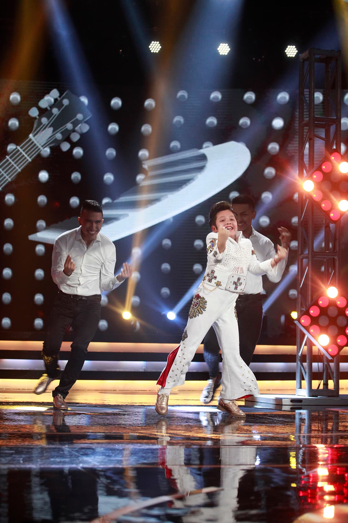 El niño, originario de Guadalajara, se hizo acompañar por bailarines profesionales para reforzar su coreografía.