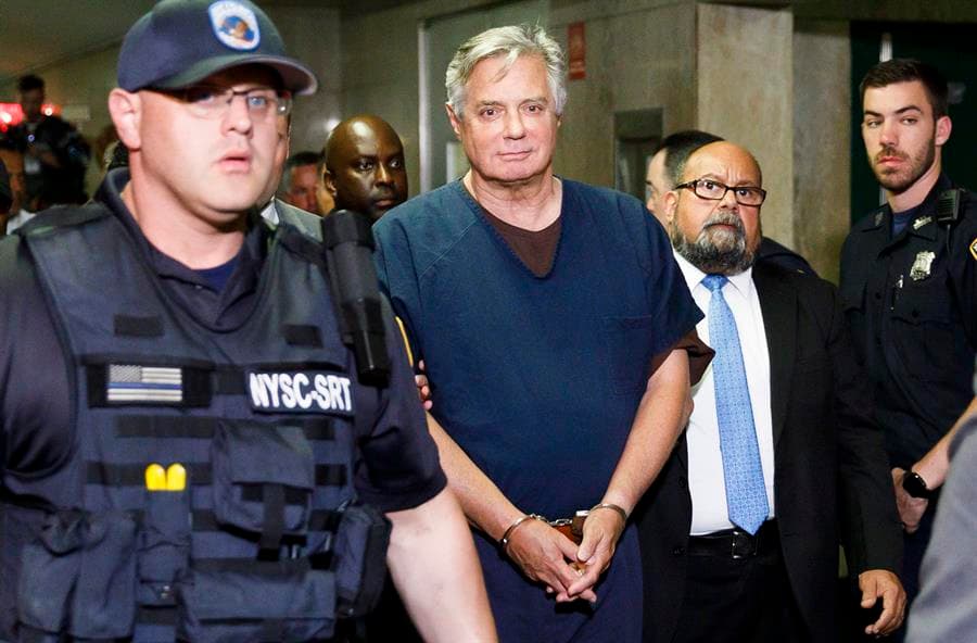 El exdirector de campaña de Trump, Paul Manafort, había estado en la cárcel desde junio de 2018 antes de ser puesto en confinamiento domiciliario en medio de la pandemia de coronavirus.
<br>
<br>Cumplía una sentencia de siete años y medio después de ser declarado culpable por un jurado de delitos fiscales y bancarios en agosto de 2018, aunque posteriormente se declaró culpable de conspiración y obstrucción de la justicia.
<br>
<br>Como parte de un acuerdo con la fiscalía, Manafort admitió haber lavado dinero, y reconoció haber participado en fraude fiscal y cabildeo ilegal en el extranjero, relacionado con sus años de trabajo para políticos ucranianos, así como defraudar a los bancos para complementar sus ingresos con efectivo a través de hipotecas. También acordó cooperar con los fiscales de la oficina del entonces fiscal especial Robert Mueller, antes de mentir durante esas sesiones de entrevistas.