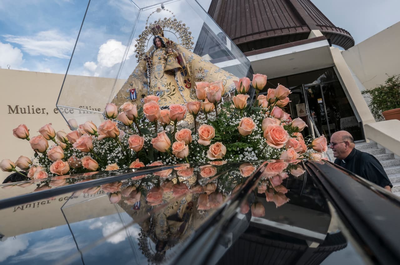 Vista de una imagen de la Virgen de la Caridad del Cobre, patrona de Cuba, en Miami, Florida. La celebración se pospuso tras su cancelación en el mes de septiembre, como consecuencia del paso del huracán Irma por la ciudad de Miami.